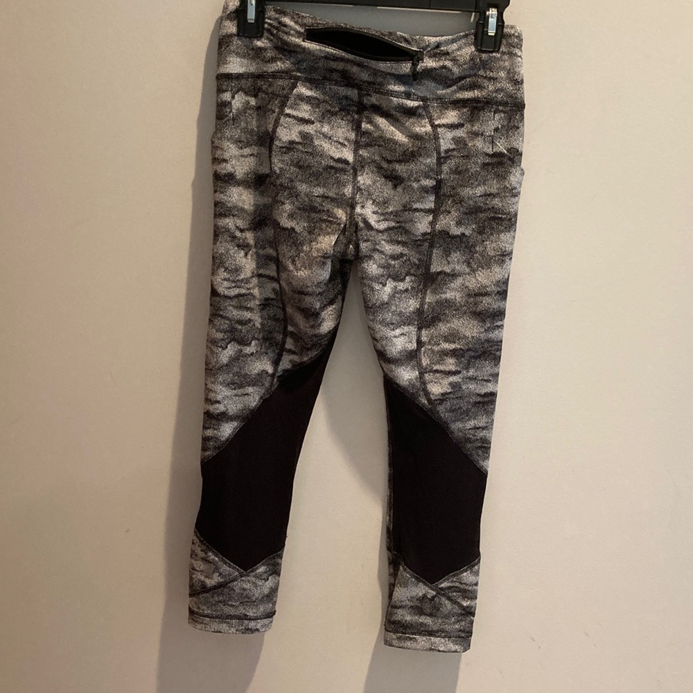 Stylish LULULEMON Camouflage Leggings